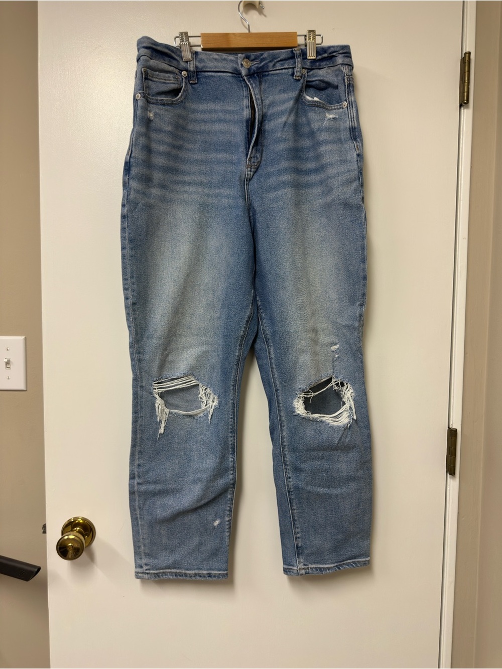 American Eagle Outfitters Light Blue Distressed Boyfriend Jeans